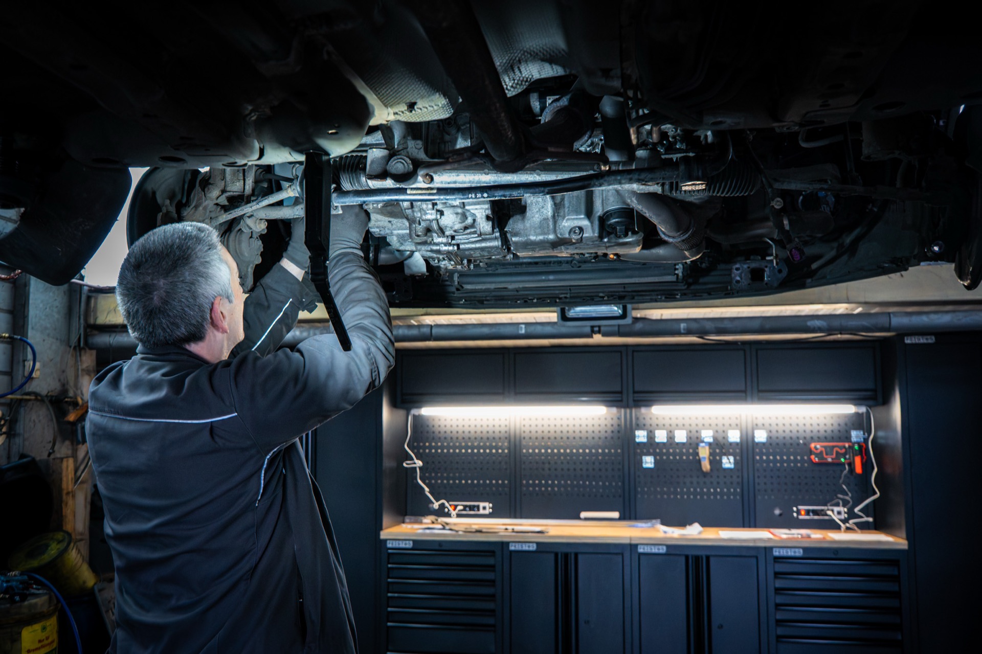 Mechaniker bei der Arbeit