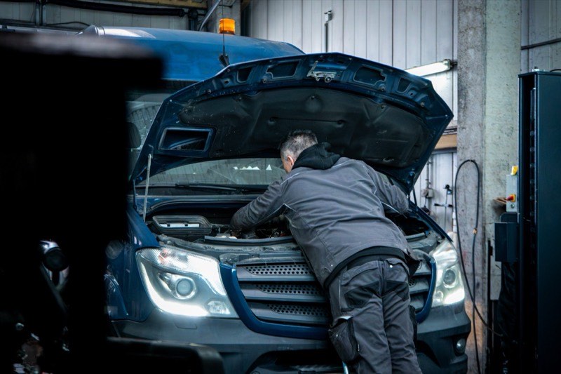 Arbeit am Motorraum eines Transporters