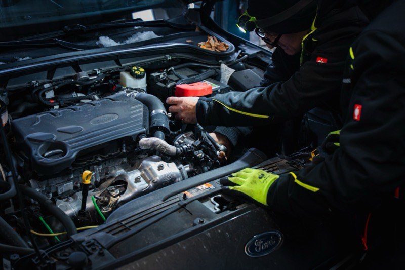 Zwei Mechaniker bei der Arbeit am Ford-Motor